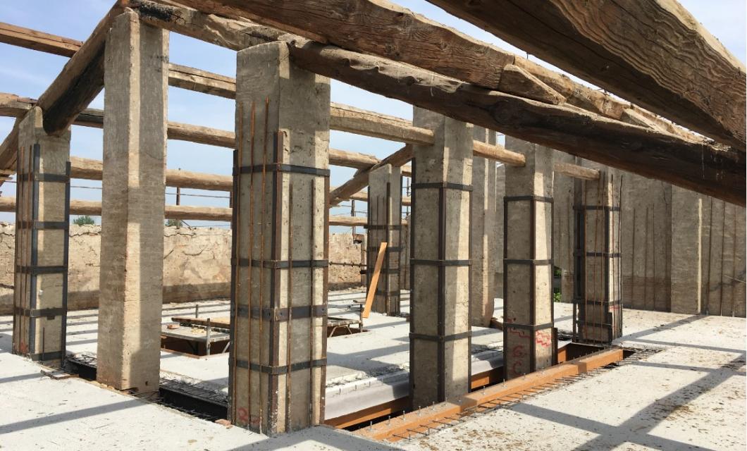 Struttura in cemento armato con travi in legno in costruzione.