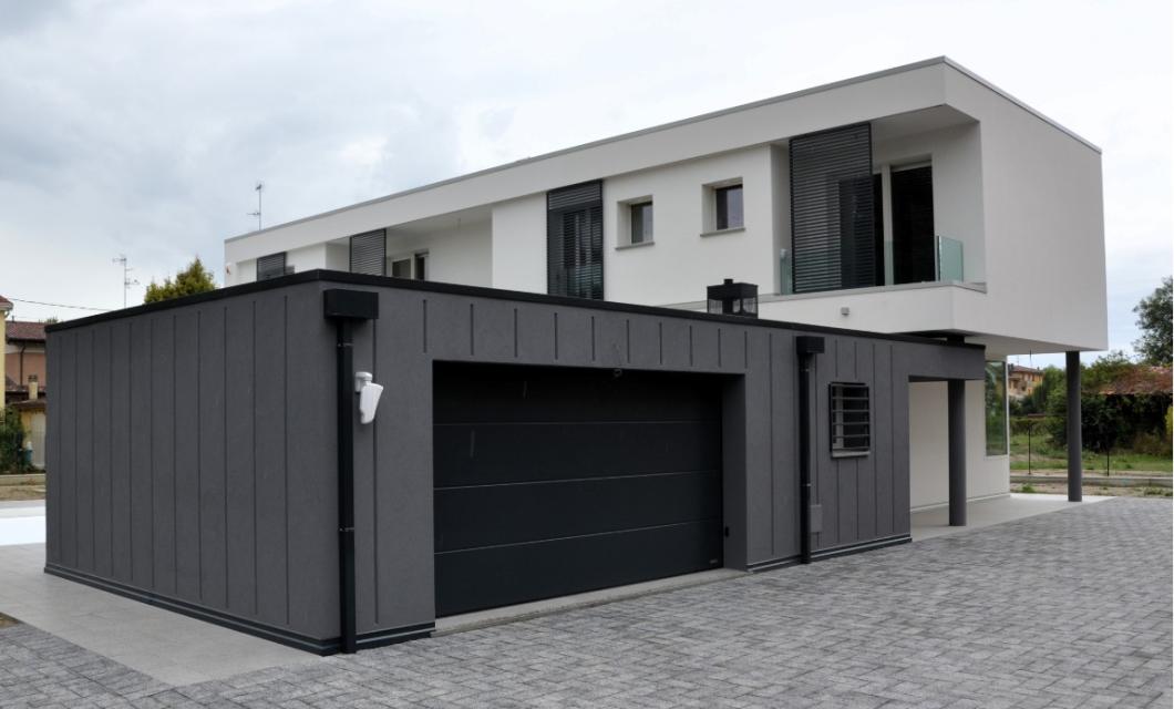 Casa moderna con garage, design minimalista e colori neutri, ampie finestre e terrazza.